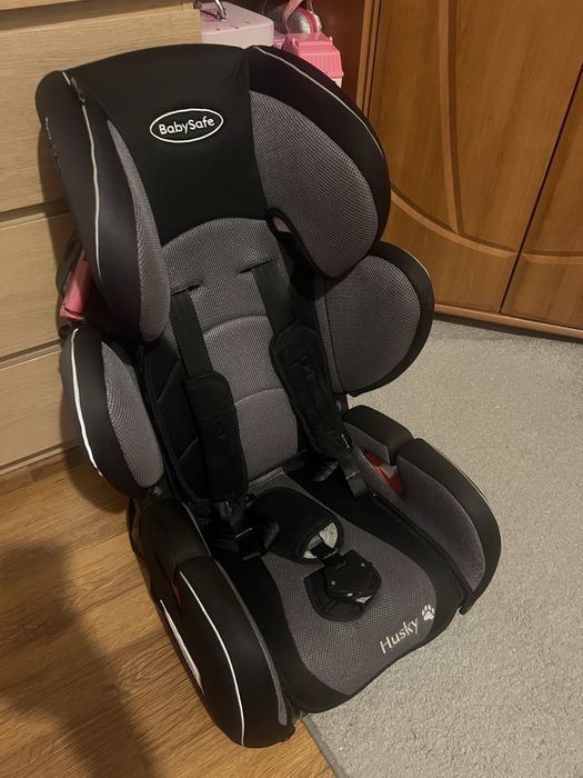 fotelik samochodowy  9-36 w  dobym stanie