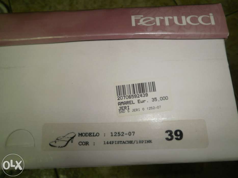 Vendo sandálias da Ferrucci