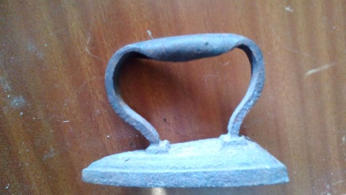 Ferros de engomar de coleção elétrico ou a brasas de Carvão