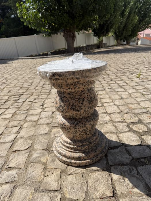 Pedestal de granito