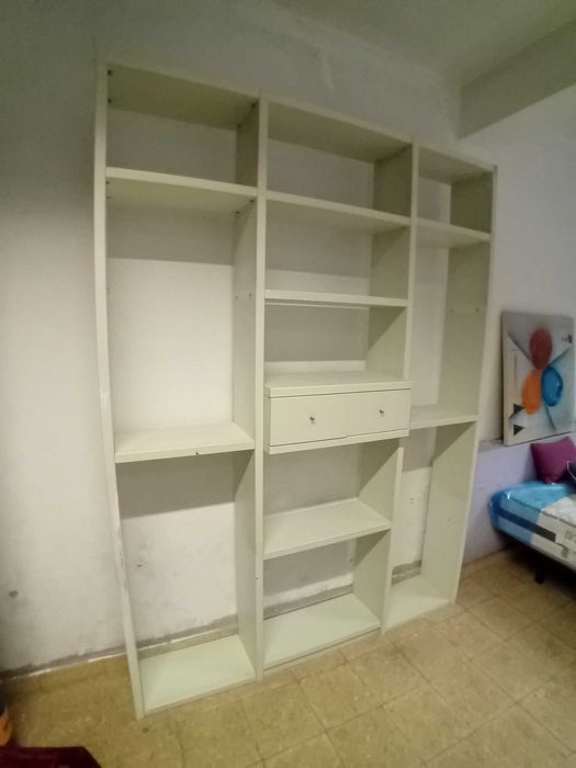 Estante de prateleiras branca