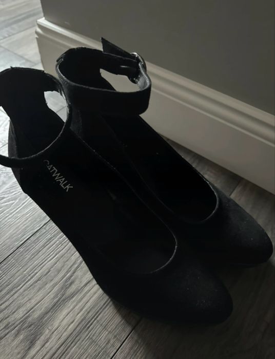 Czarne buty na obcasie