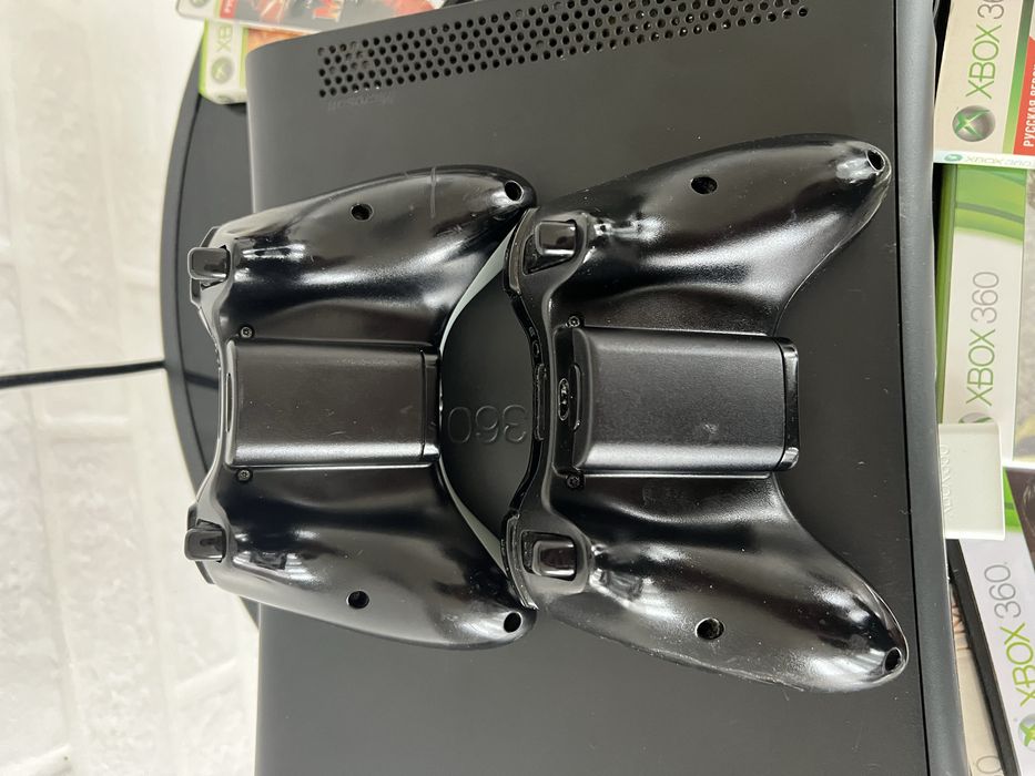 Xbox 360 + 2 джойстики + багато ігор – повний комплект