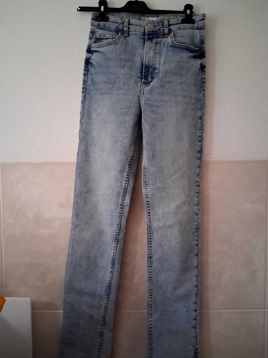 Calça e top Bershka.