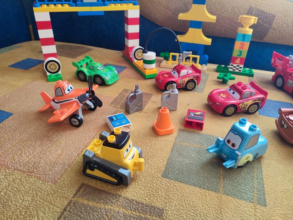 Оригінал LEGO Duplo Тачки: Токійські перегони (8 машинок + валіза і книжка Маквін)