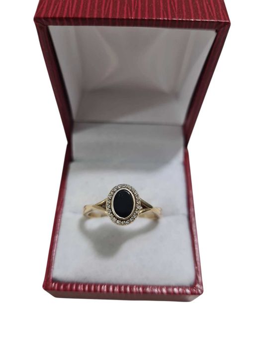 Piękny złoty pierścionek z onyksem R24 585 3,9G
