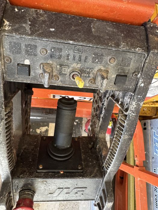 Plataforma Elevatória "tesoura" elétrica 8mt usada