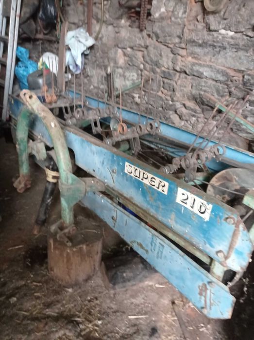 Virador de feno com algumas horas de trabalho