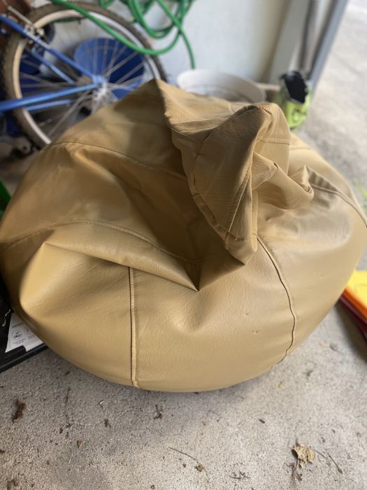 Puff de cabedal côr camel, usado mas em bom estado