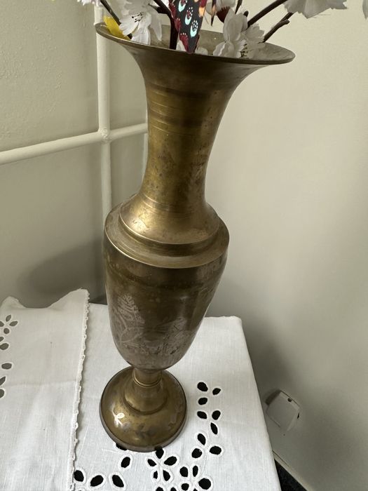 Duzy wazon mosiężny w dobrym stanie.