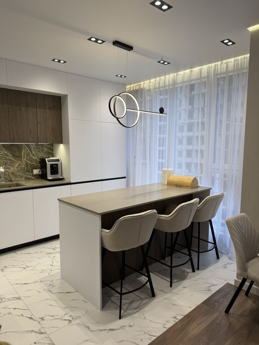 Продам 2 комнатную квартиру с дизайнерским ремонтом 70м2