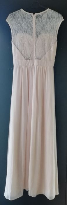 Długa, zwiewna sukienka