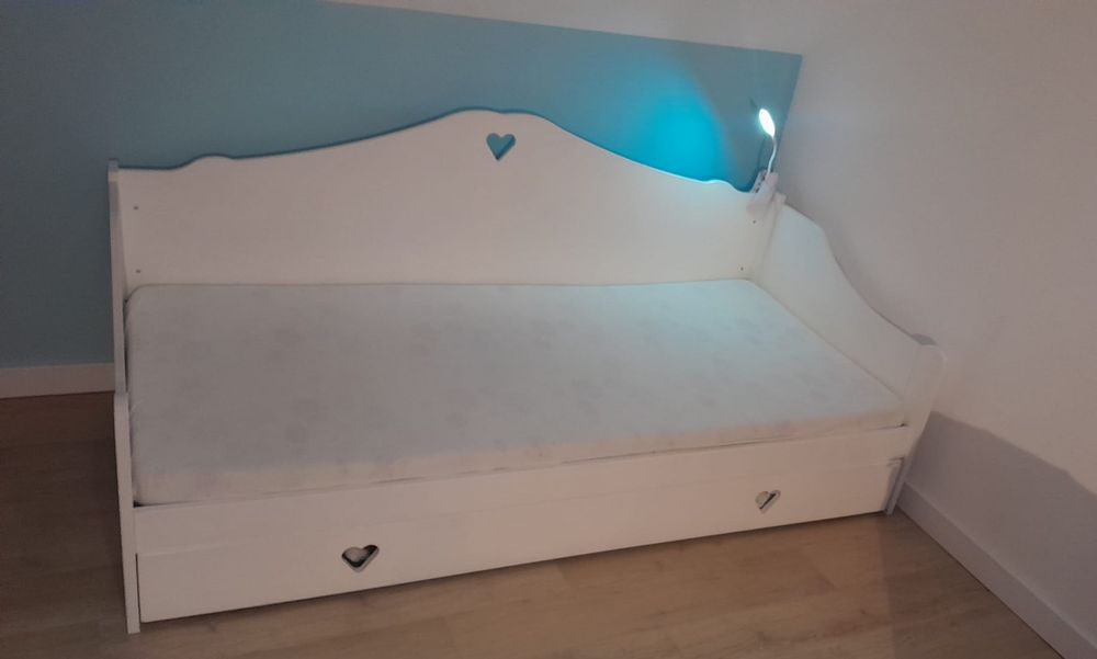 Łóżko białe z szufladą dla dziewczynki serduszka