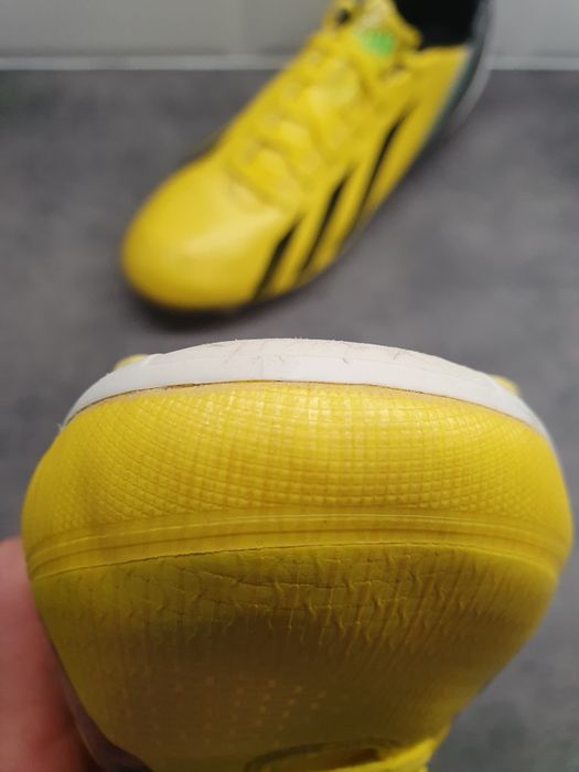 Półprofesjonalne Pro korki Nike F30 TRX FG 44