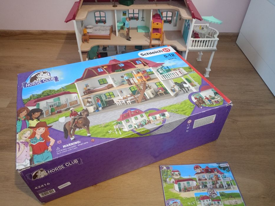 Schleich Dom ze stajnią zestaw