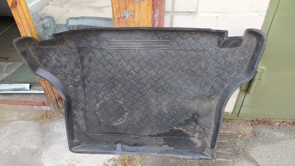 Коврики в багажник різні