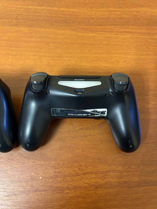 Продам PS4 Pro. В гарному стані.