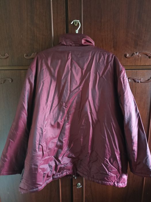 Бордова осіння-весняна куртка