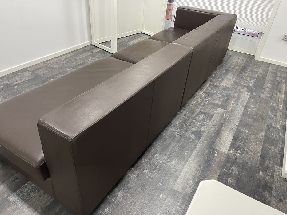 Sofa em pele de cor castanha