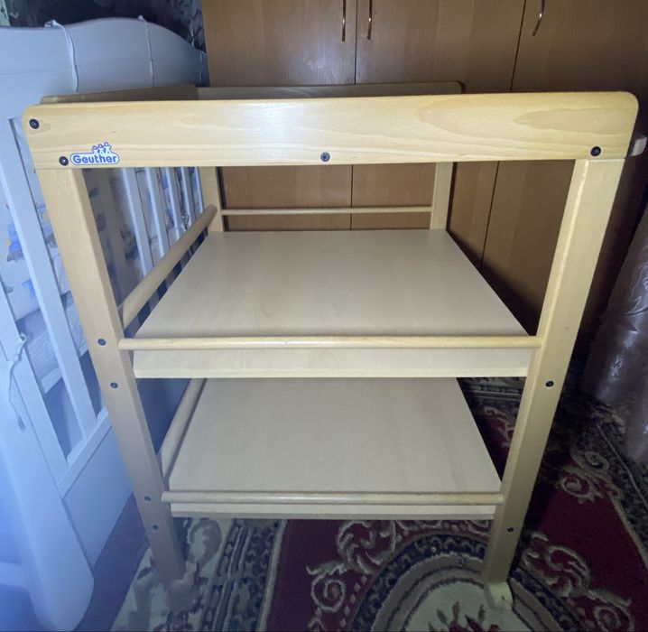 Пеленальний столик