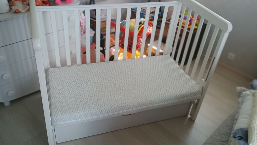 Кроватка детская с матрасом.