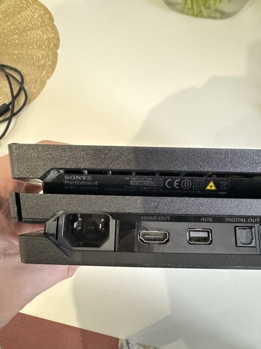 Продам PS 4 Pro 1TB + 2 геймпади