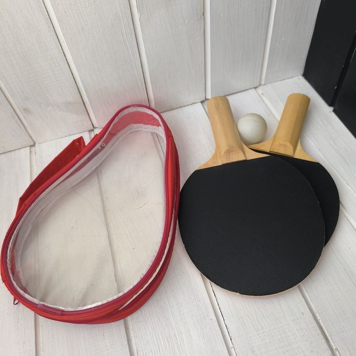 Тенісні ракетки і м'ячик