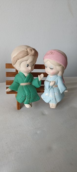 Bibelots vários antigos e chavenas de café antigas