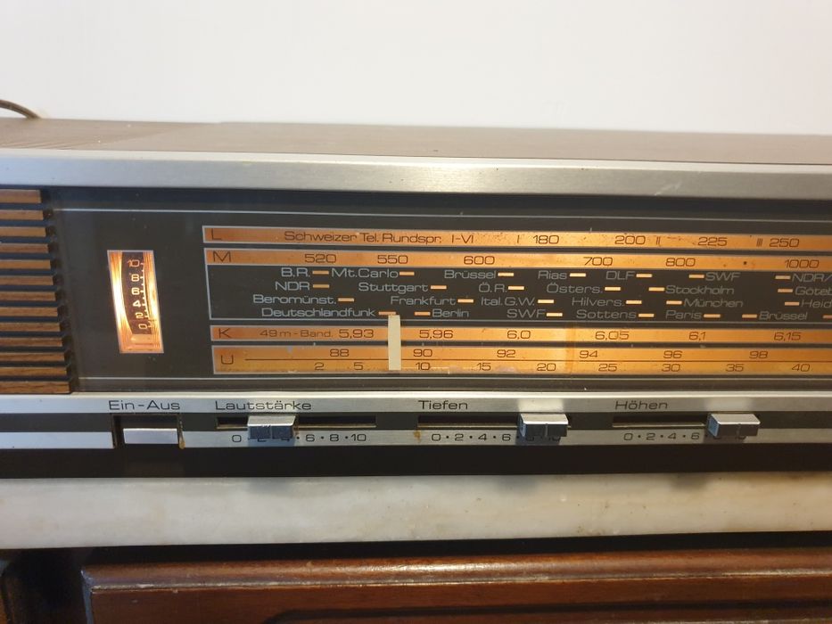Excelente rádio vintage SABA DE LUXE à trabalhar