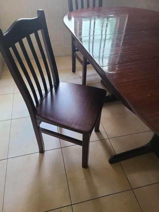 Mesa de jantar e 4 Cadeiras