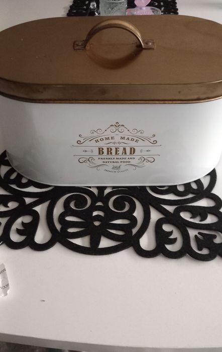 Caixa de pão em metal