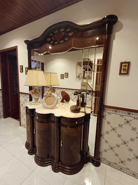 Móvel aparador em madeira e espelho