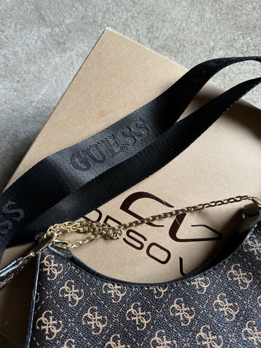 Сумка багет шоколадна Guess