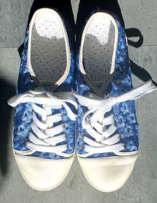 Trampki haftowane na tiulu.