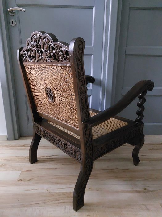 fotel kolonialny drewniany rzeźbiony z rafią plecionką wiedeńską