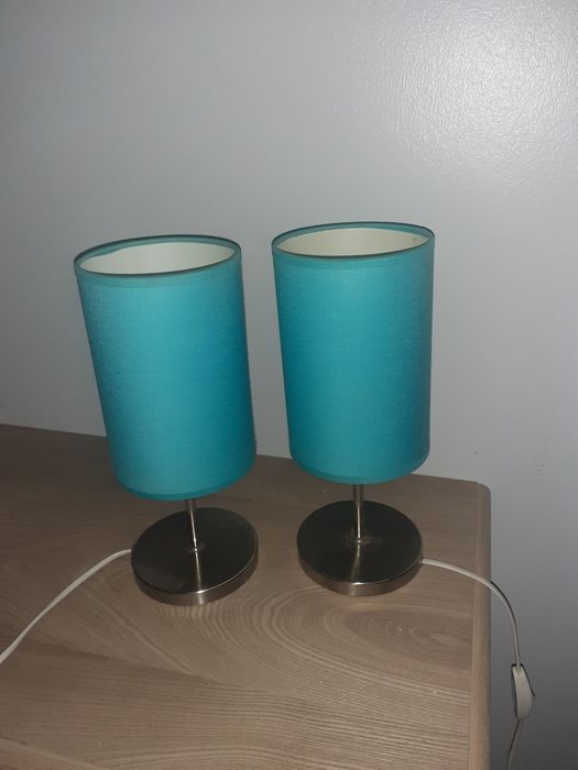 Conjunto de candeeiros com base prateada e abajures azuis