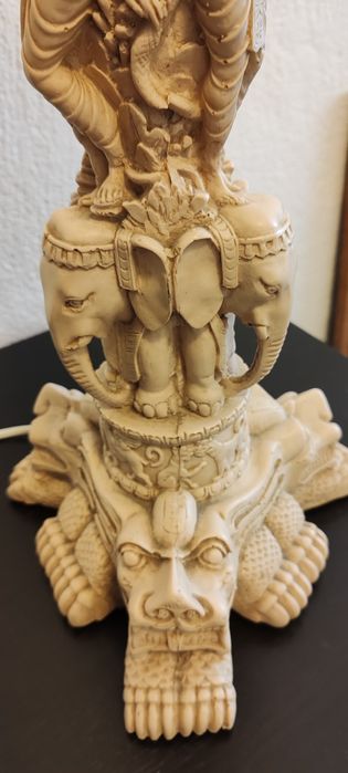 Candeeiro de mesa com motivos indianos