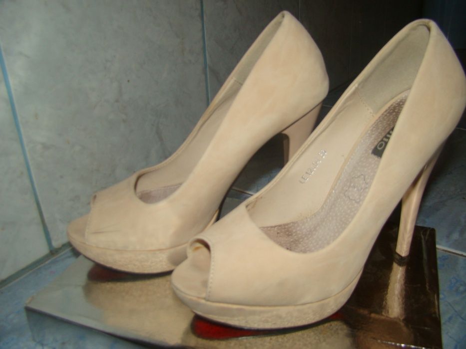 Buty z odkrytymi palcami -czółenka w kolorze beżu