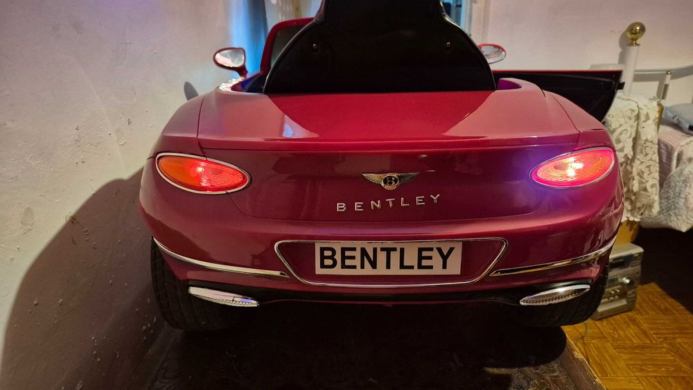 Vendo carro eletrico bentley para criança ate 5 anos ou 25 quilos.