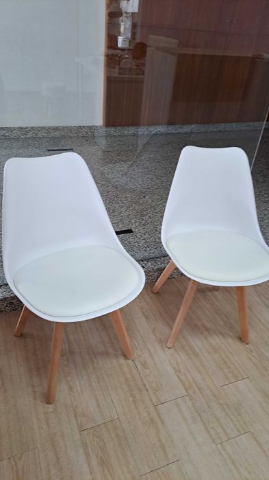 Jogo de cadeiras brancas