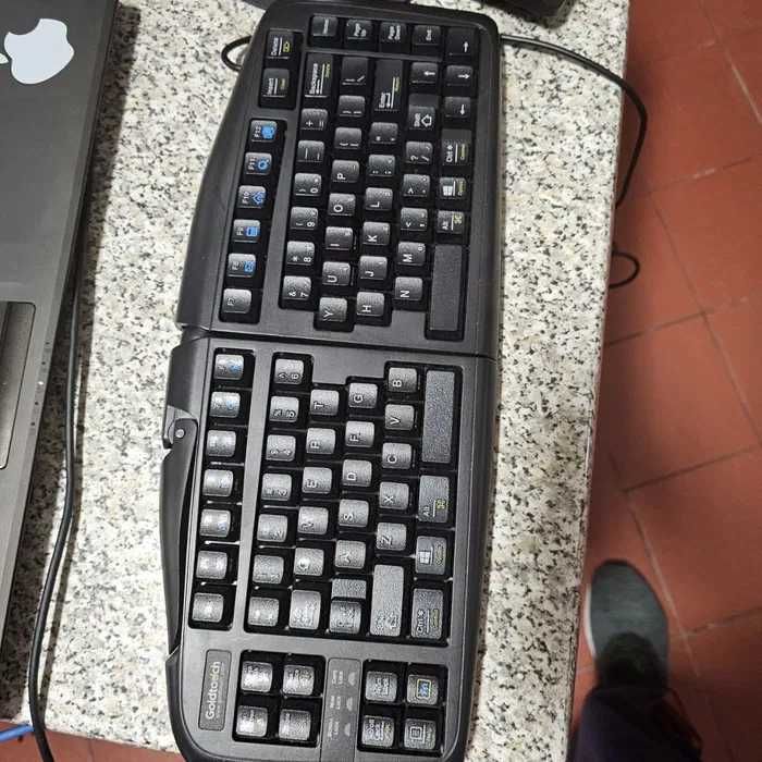 1 Portatil Asus,  3 Monitores, 1 SAMSUNG Galaxy Buds2 Pro, 3 teclados