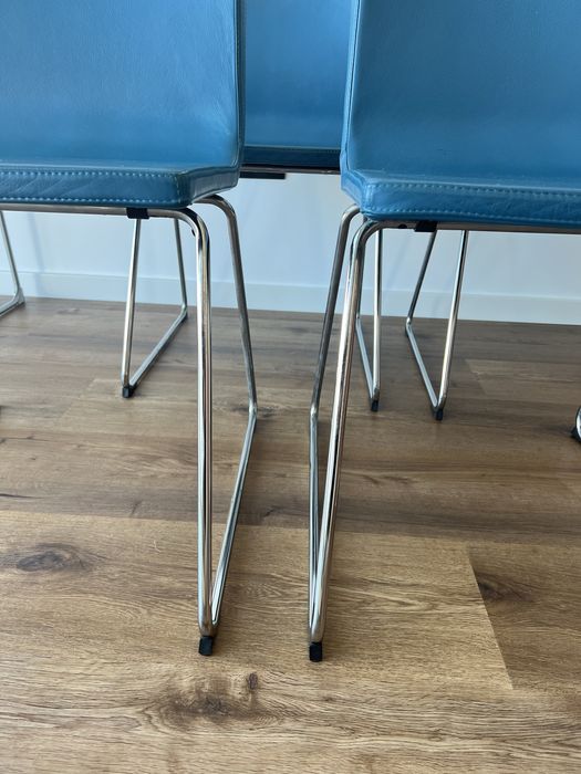 Conjunto cadeiras em pele