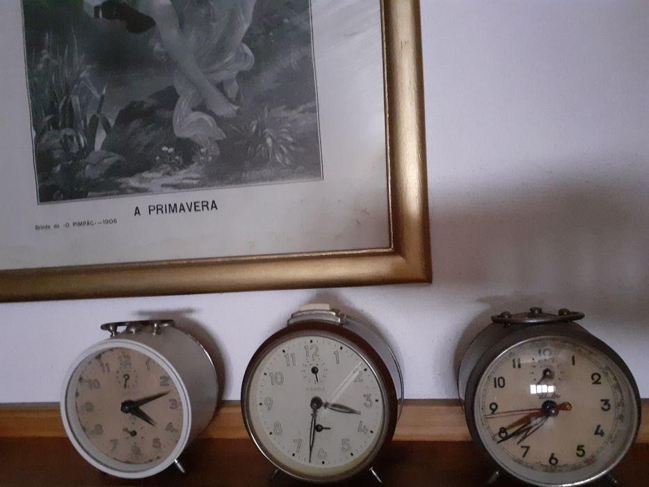 Conjunto de 6 relógios muito antigos a funcionar. Todos de corda.
