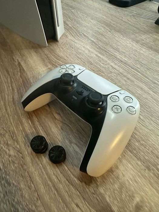 Konsola PlayStation 5 FAT (z wbudowanym napędem) - stan bardzo dobry