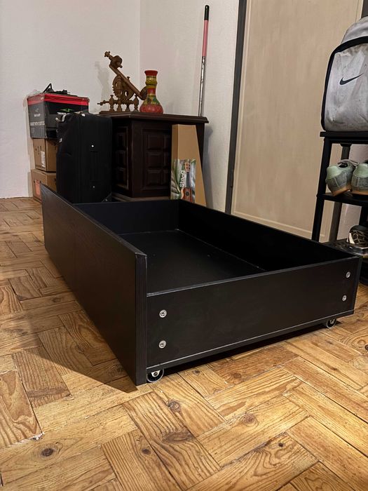 Cama de solteiro de corpo e meio