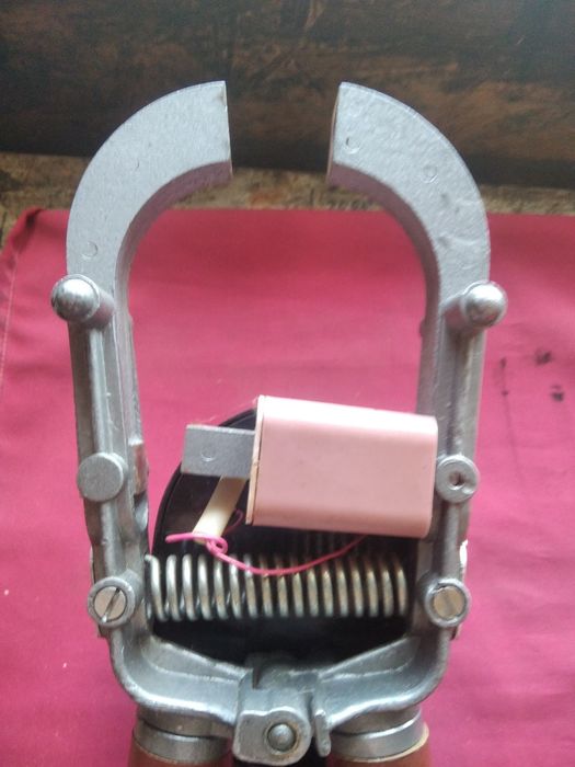 Прибор - токо-измерительные клещи