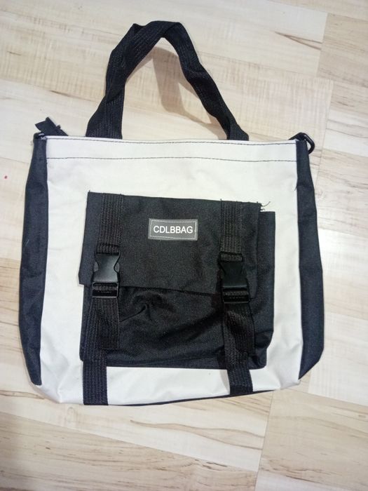 Torebka średniej wielkości