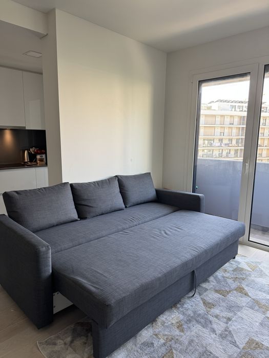 Sofa-cama praticamente novo.