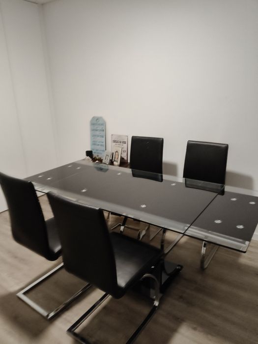 Conjunto de Mesa em Vidro + 4 Cadeiras em Pele — Design Moderno