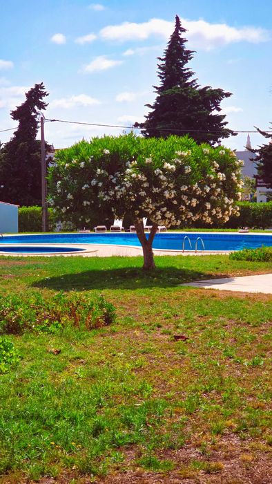 Arrenda-se T2 com piscina de 01 Outubro a 31 de Maaio 2027.
